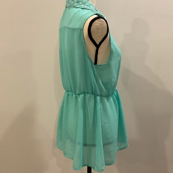 Beautiful sheer sleeveless turquoise button down - Picture 3 of 6